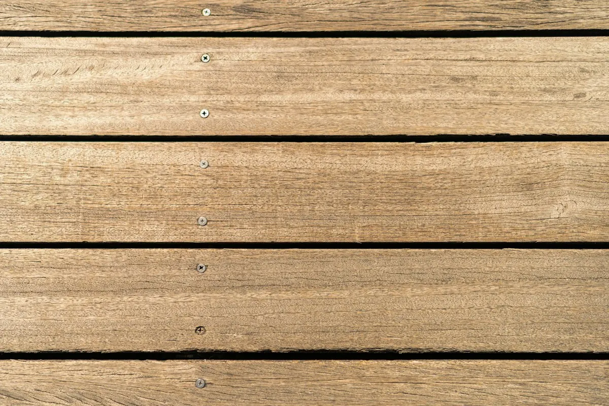 Lames de terrasse en bois vissées avec un jeu régulier entre chaque lame